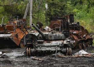 Un tanque ruso destruido en Izium, en la región de Kharkiv. (Juan BARRETO / AFP)
