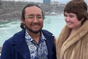 Una pareja se comprometió durante el eclipse solar en las Cataratas del Niagara