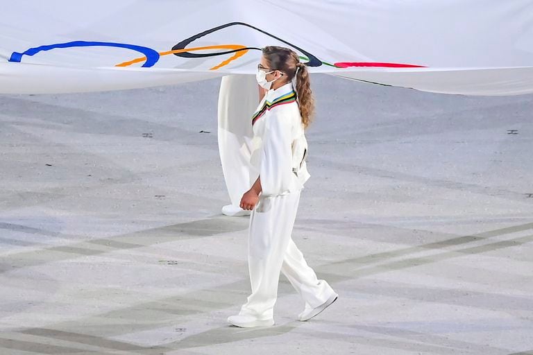 La argentina Paula Pareto, abanderada olímpica en representación del continente americano.