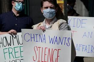 Los manifestantes sostienen carteles mientras se reúnen durante una manifestación por la libertad uigur en Nueva York el 22 de marzo de 2021