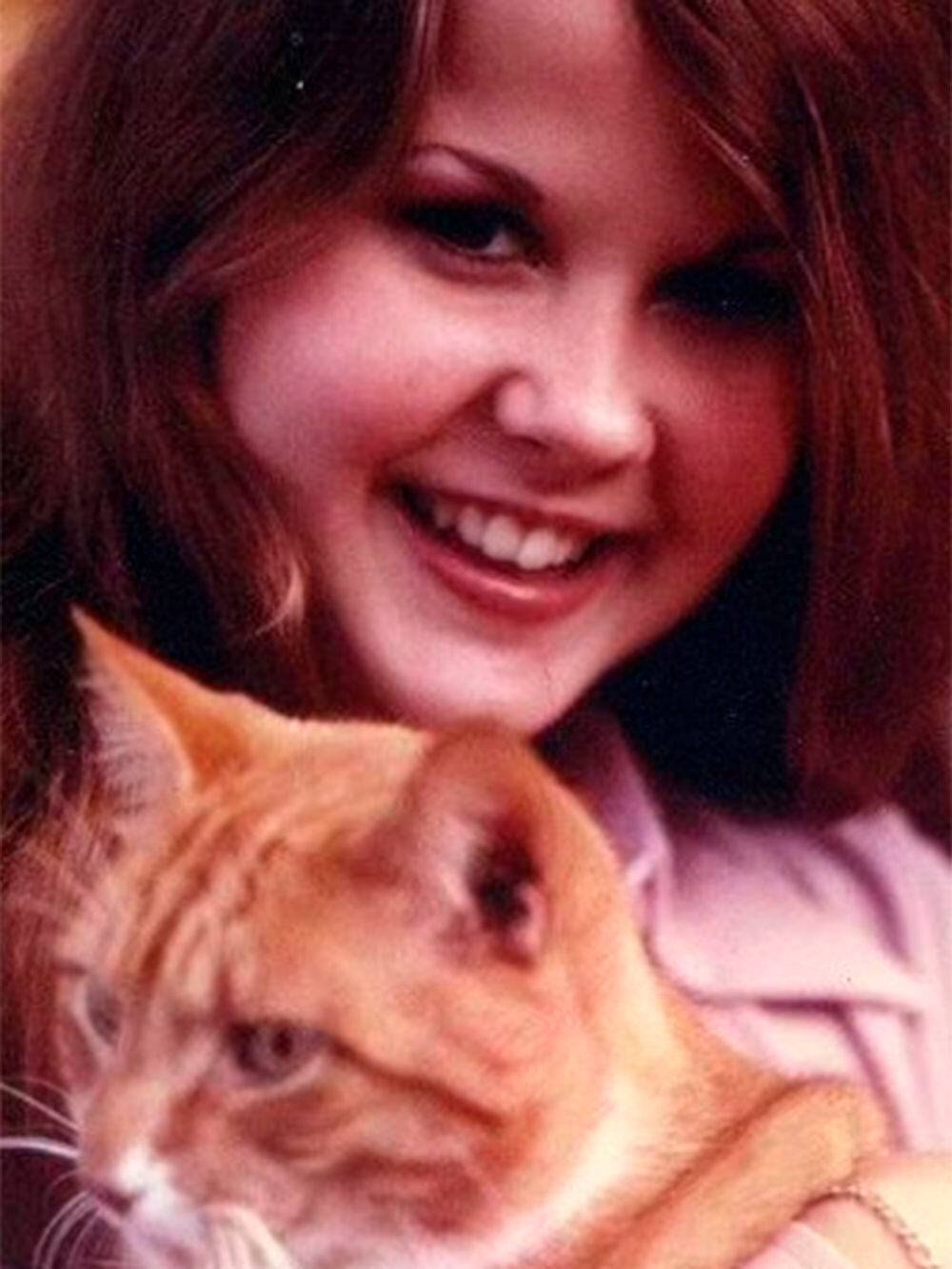 Linda Blair a finales de los años 70, con uno de sus gatos