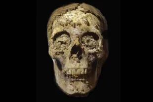 En buen estado de conservación, la momia del hombre dejaba ver asomando de su boca la punta de la lámina dorada