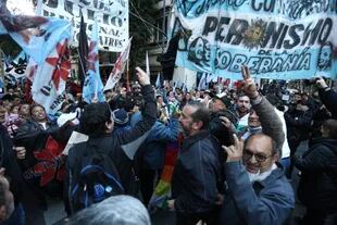 Militantes frente al departamento de Cristina Fernández de Kirchner, por octavo día consecutivo