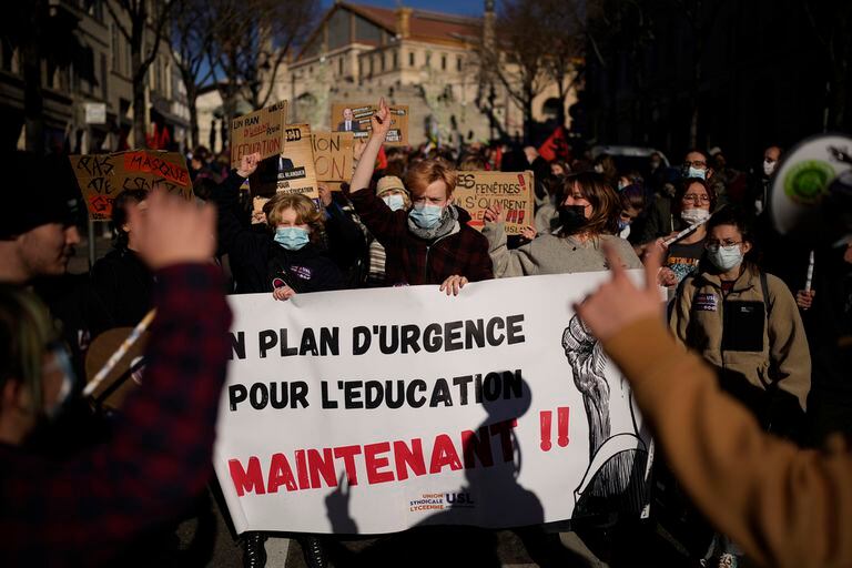 Macron se enfrenta a un histórico paro docente que golpea a las escuelas en todo Francia
