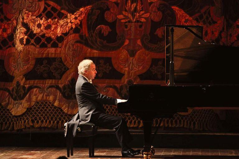 András Schiff, en una actuación en el Teatro Colón; el pianista publicó una especie de libro de memorias