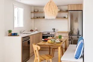 Amoblamiento de cocina diseñado por Farré & Costa con mesada de Silestone. Mesa a medida y sillas de roble macizo ‘Copenhagen’ (JYSK).