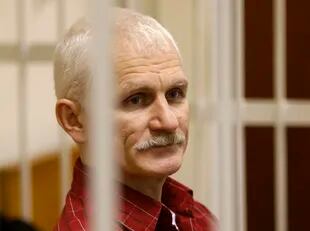 El bielorruso Ales Bialiatski, en prisión. (AP Photo/Sergei Grits, File)