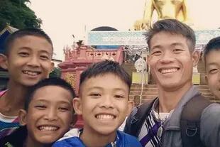 El entrenador Chanthawong Ekapol, de 25 años, junto con los chicos del equipo de fútbol tailandés
