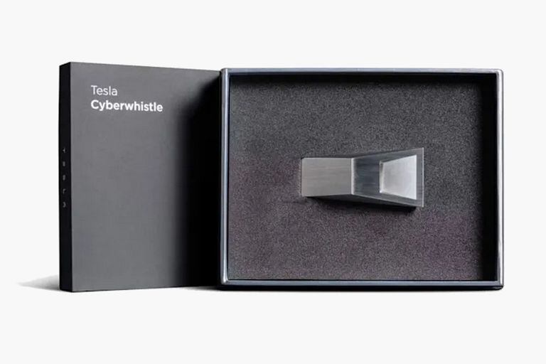 El silbato metálico de Tesla es un producto para coleccionistas, creado con acero quirúrgico y con un precio de 50 dólares