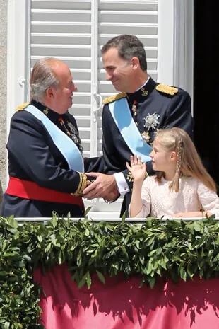 El rey emérito Juan Carlos, el rey Felipe VI y su hija Leonor, princesa de Asturias, futura reina de España.
