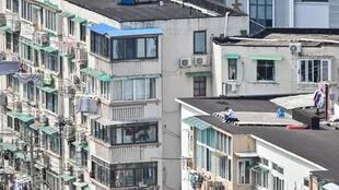 Los 25 millones de residentes de Shanghái están confinados en sus casas en una cuarentena prolongada