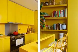 Cocina pintada de amarillo ‘SW 6906’ (Sherwin Williams), igual que el amoblamiento (Battista) y las banquetas (Números Primos).