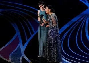 Domee Shi y Becky Neiman-Cobb aceptan el Oscar por Mejor Corto Animado