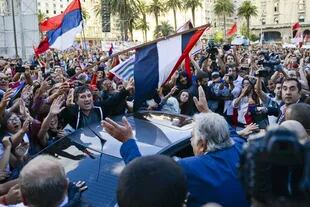 José Mujica es alabado al ingresar al Parlamento uruguayo