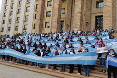 Una protesta de docentes y personal de salud desafía a la gestión de Suarez en Mendoza