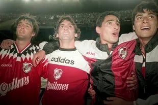 Con Enzo Francescoli, Hernán Díaz y Julio Cruz en la vuelta olímpica del Apertura 96.