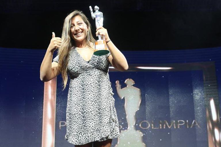Eugenia de Armas festeja el premio, como ganadora en esquí náutico
