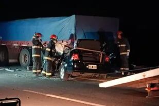 Una familia que viajaba a Corrientes chocó de lleno contra un camión estacionado en la banquina: murieron los 5 miembros