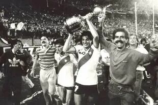 River consigue su primera Copa Libertadores, en 1986. Funes, la figura de la final, lleva el trofeo.