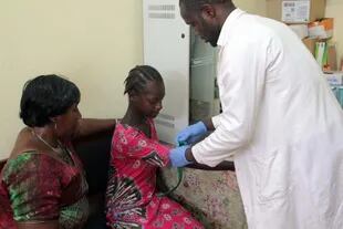 El doctor haciendo análisis clínicos en Sierra Leona