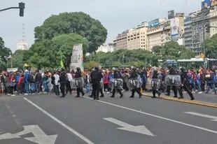 Manifestantes marchan hacia Plaza de Mayo