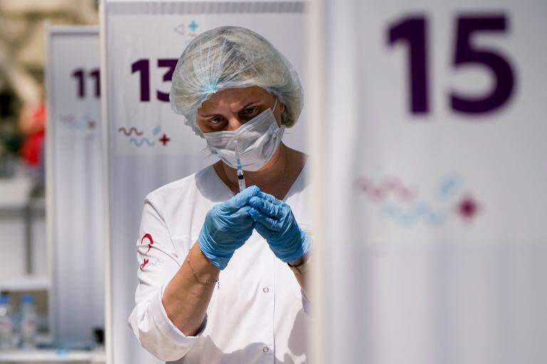 Un trabajador médico prepara una inyección de la vacuna contra el coronavirus Sputnik V de Rusia en un centro de vacunación en Gostiny Dvor, un enorme lugar de exhibición en Moscú, Rusia; los rusos se resisten a recibir la vacuna de producción nacional (Alexander Zemlianichenko, File)