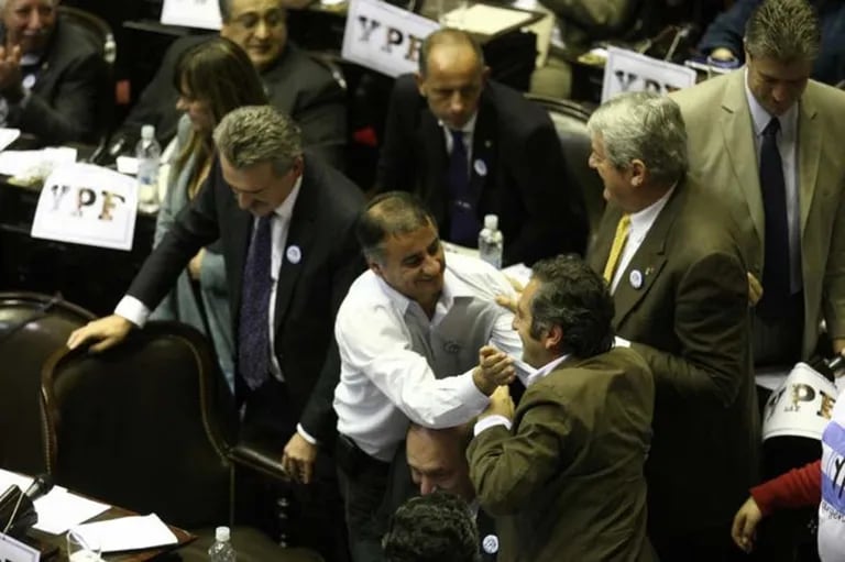 Who are the individual legislators who voted for nationalization of YPF in 2012?