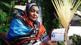 Fatima Abul Qasim Gash, ciudadana sudanesa, muestra su visa para entrar en EE.UU. durante una entrevista en Jartum con la agencia AFP el 29 de enero. La mujer fue devuelta a su país desde el aeropuerto de Doha