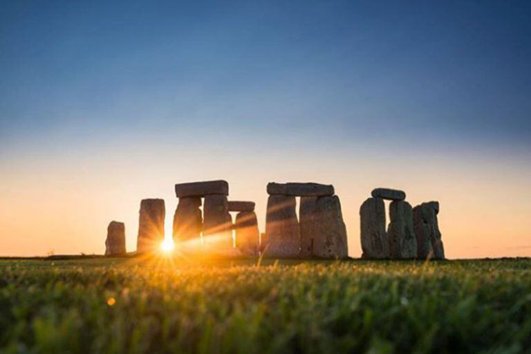 La pandemia ha obligado a suspender la tradicional fiesta del inicio del verano en el milenario monumento Stonehenge, en Inglaterra. En su lugar, el fenómeno se verá en todo el mundo por primera vez mediante streaming