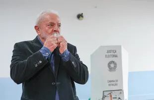Luiz Inacio Lula da Silva después de votar