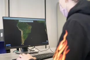 Uno de los jóvenes muestra dese el aula cómo se ve Satellites On Fire, la aplicación en la web para detectar incendios de manera temprana