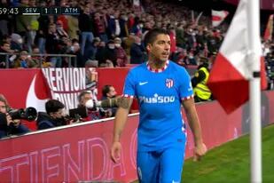 La TV captó una furiosa reacción de Luis Suárez contra Simeone después de un cambio