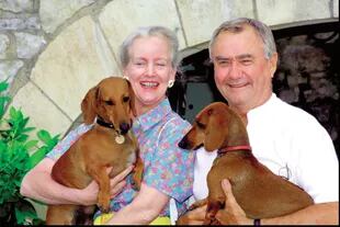 De vacaciones en el Château de Caix, en agosto de 2001, posan con dos de sus perros, Celimene y Evita.