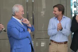 El presidente de Uruguay, Luis Lacalle Pou, junto al desarrollador inmobiliario Sergio Grosskopf