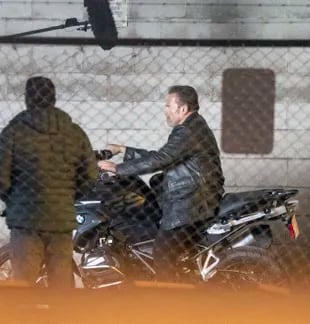 Arnold Schwarzenegger returns to the sources with his leather cheek and motorcycle to film the new Netflix series Utap in Ontario