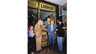 Del brazo de Alberto Casares (con barba), dueño de la librería que eligió Borges para hacer su última aparición en público antes de marcharse a Europa