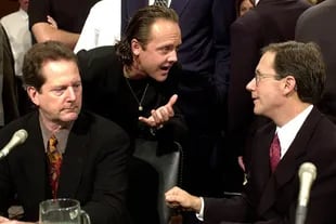 Lars Ulrich, meimbro de la banda Metallica, habla con el CEO de Napster, Hank Barry, en julio de 2000 en una comité de estudio sobre el futuro de la música digital