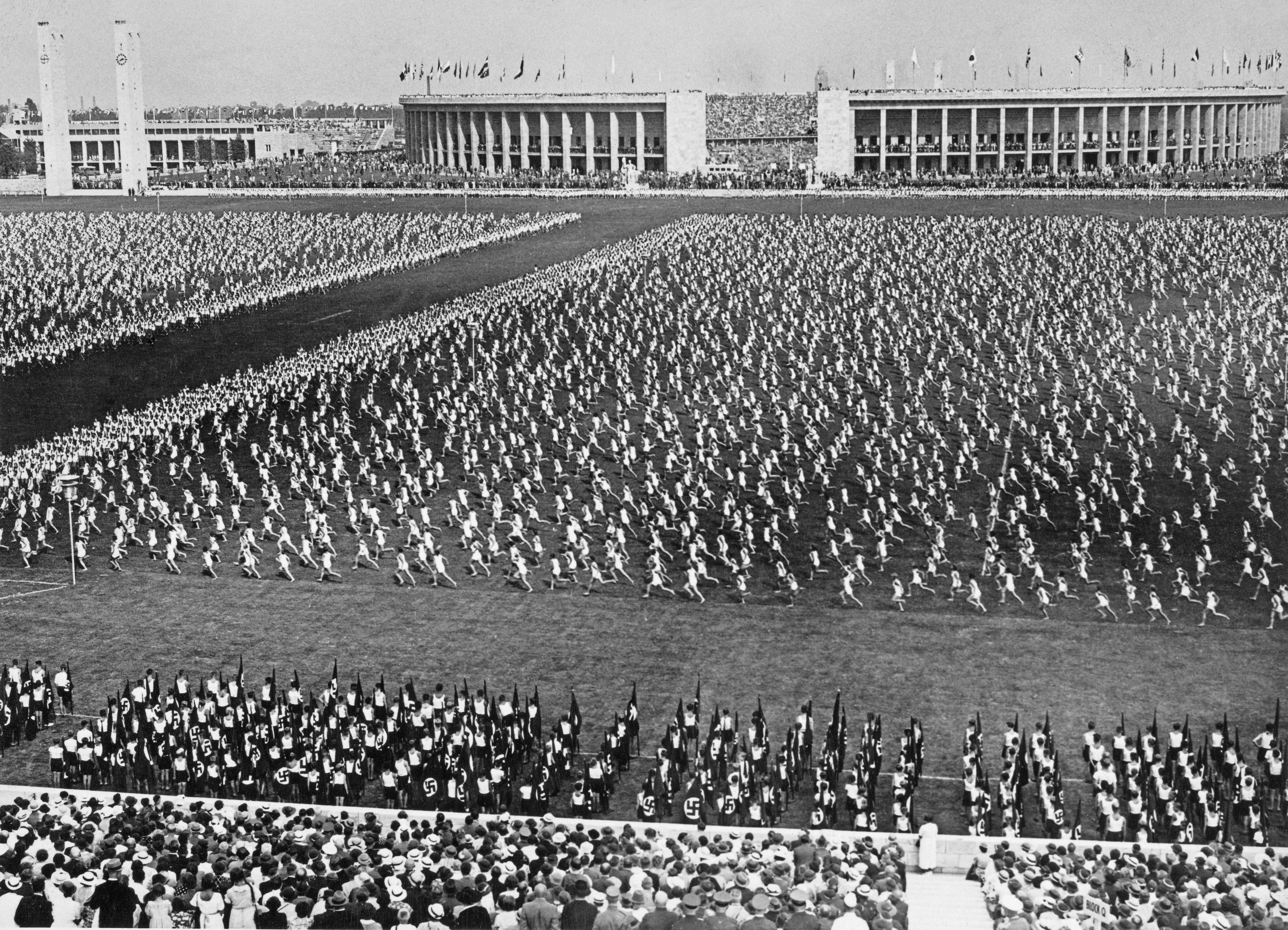 Jóvenes alemanes durante una demostración de ejercicio en el Maifeld en el Olympiapark, durante los Juegos Olímpicos de 1936 en Berlín