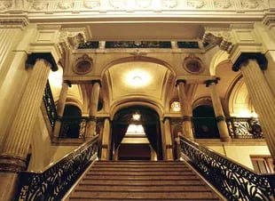 El ingreso principal al salón de actos tiene escaleras y columnas de mármol de Carrara