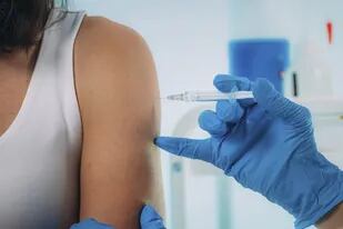 Por qué la vacuna contra el Covid-19 se pone en el brazo