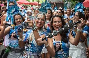 Un grupo de chicas del bloco Só Caminha sonríen durante el carnaval en las calles de Río de Janeiro.