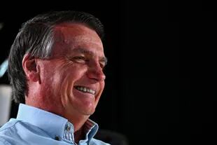 El expresidente de Brasil Jair Bolsonaro se ríe durante una conferencia de prensa en Dezerland Park en Orlando, Florida, el 31 de enero de 2023.