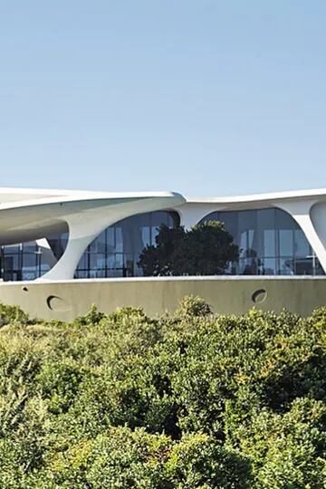 Fantasía futurista. Una casa de líneas modernas emerge de las dunas en Sudáfrica