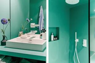 El baño, detrás de un cerramiento de pino, entrega un sorpresivo color aguamarina de piso a techo.