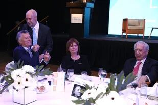Horacio Rodríguez Larreta saluda a Mauricio Macri en la mesa que comparte con Patricia Bullrich y Mario Vargas Llosa en la reciente cena de la Fundación Libertad