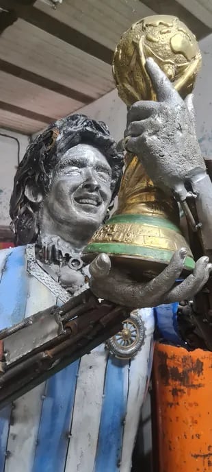 El argentino que lleva a Qatar esculturas de Maradona y Messi hechas con metales  recuperados - LA NACION
