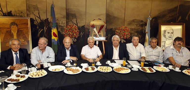 En 2012: Cavalieri, Rodríguez, West Ocampo, Caló, Lescano, Barrionuevo, Daer y Pignanelli, en Luz Fuerza, cuando nació la CGT kirchnerista con el jefe de la UOM a la cabeza