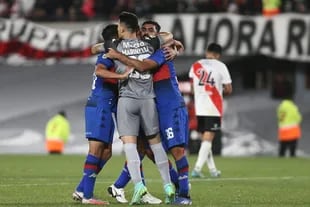 El festejo de Tigre en medio del Monumental; el equipo de Martínez logró una victoria memorable