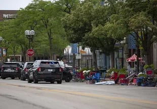 I primi soccorritori lavorano sulla scena della sparatoria della parata del 4 luglio 2022 a Highland Park, Illinois.