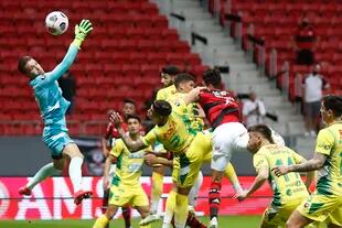 Gustavo Henrique se impone en la altura y de cabeza a punto estuvo de convertir para Flamengo